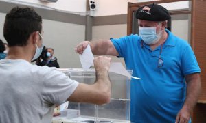 Un ciudadano en el momento de votar en una mesa electoral en la localidad vizcaína de Durango, con todas las medidas de seguridad ante la pandemia del coronavirus, donde este domingo se celebran las elecciones al Parlamento Vasco. EFE/LUIS TEJIDO