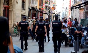 Agentes de la Ertzaintza vigilan las calles del casco viejo de Vitoria. EFE/Jon Rodríguez Bilbao/Archivo