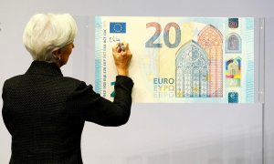 La presidenta del BCE, Christine Lagarde, firma en una representación de los nuevos billetes de 20 euros, en un acto en noviembre de 2019 en la sede de la entidad monetaria de la Eurozona, en Fráncfort. REUTERS/Ralph Orlowski