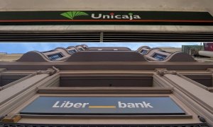 Vista de los logos de Unicaja Banco y Liberbank, en sendas sucursales en Madrid. E.P.
