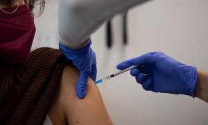 Una enfermera pone una vacuna en Barcelona.
