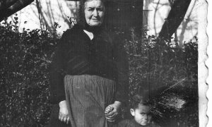 Josefa Portela Babío, con su nieto Juan.