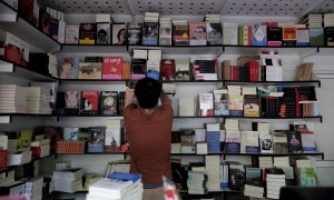 Un hombre coloca una de las casetas de la Feria del Libro, a 9 de septiembre de 2021, en Madrid (España).