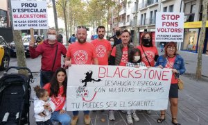 Familias afectadas por el fondo buitre Blackstone protestan en Barcelona.