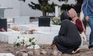 Vestida completamente de negro, Cadi, la madre de Yamila, acompañó a la pequeña, de cinco años, en su último adiós en el cementerio de San Lázaro, en Las Palmas de Gran Canaria