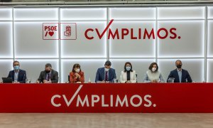 El secretario general del PSOE y presidente del Gobierno, Pedro Sánchez (c), junto a otros dirigentes socialistas durante la reunión de la Ejecutiva del partido, este lunes en la sede madrileña de Ferraz.