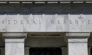 Detalle de la fachada del edificio de la Reserva Federal (el banco central de EEUU) en Washington. REUTERS/Leah Millis