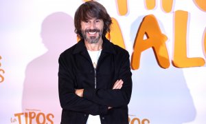 El actor Santi Millán posa durante el photocall de la presentación de la película 'Los tipos malos' en el Hotel Urso, a 15 de marzo de 2022, en Madrid (España).