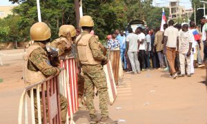 Un grupo de militares cortan una calle en Uagadugú, capital de Burkina Faso, a 30 de septiembre de 2022.