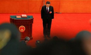 El presidente chino, Xi Jinping, hace una reverencia ante los delegados de la Asamblea Popular Nacional (APN) después de ser confirmado presidente para otro mandato, en el Gran Salón del Pueblo, en Pakín, en marzo de 2018. REUTERS/Thomas Peter