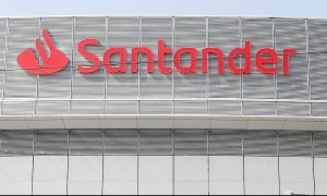 El logo del Banco Santander en uno de los edificios de su sede corporativa en la localidad madrileña de Boadilla del Monte. E.P./Ricardo Rubio