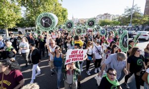 Varias personas participan, con pancartas, en una manifestación antitaurina, en la plaza de toros de las Ventas, a 24 de septiembre de 2022, en Madrid (España). Archivo.
