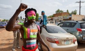 Una persona participa en la manifestación en apoyo a la junta militar golpista de Níger con la bandera del país junto a la de Rusia pintadas en su torso, a 6 de agosto de 2023 en Niamey