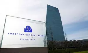 El logo del BCE a la entrada del rascacielos donde tiene su sede en Frácfort. REUTERS/Heiko Becker