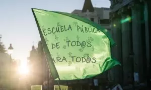Varias personas marchan hacia la Consejería de Educación en una manifestación por la educación pública, a 25 de marzo de 2023, en Madrid (España).