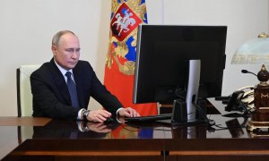 El presidente de Rusia, Vladimir Putin, vota de forma electrónica en las elecciones presidenciales desde su residencia oficial en Moscú este 15 de marzo de 2024.