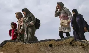Mujeres y niños cruzan del norte al sur de Gaza por la carretera Al Rashid, Franja de Gaza, a 21 de marzo de 2024.