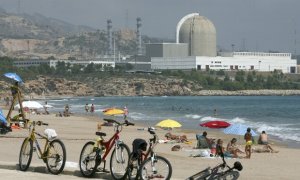La central nuclear de Vandellós II (Tarragona), que sufrió un incendio de un generador eléctrico que obligó a pararla y a activar la prealerta de emergencia, vista desde la playa de la Almadrava.