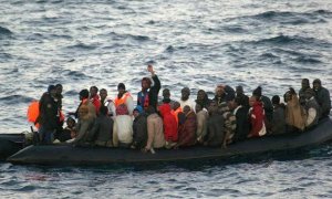 Imagen de archivo de una patera con decenas de inmigrantes en aguas de Melilla. EFE