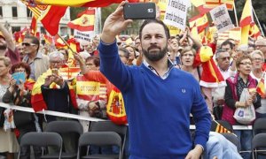 Santiago Abascal, de VOX, durante la manifestación que la plataforma Movimiento Cívico d'Espanya i Catalans y otras asociaciones han convocado en el centro de la ciudad bajo el lema "España en el corazón" con motivo del 12 de octubre./ EFE