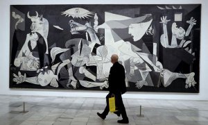 Un visitante pasa frente al 'Guernica'.- EFE