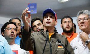 Henrique Capriles sostiene un ejemplar de la Constitución Bolivariana de Venezuela durante un acto de la oposición. | REUTERS