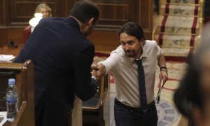 Pablo Iglesias se ha acercado a darle la mano a José Luis Ábalos al término de su debate. - EFE