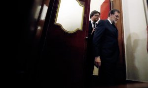 El presidente del Gobierno, Mariano Rajoy, sale del Congreso tras la segunda jornada de la moción de censura presentada por el PSOE. EFE/Javier Lizón