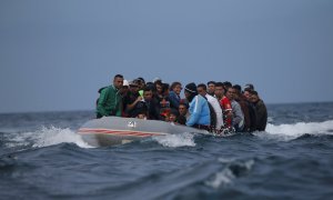 Una patera con decenas de migrantes antes de desembarcar en la playa Del Canuelo tras cruzar el Estrecho de Gibraltar navegando desde la costa de Marruecos, en Tarifa. / Reuters