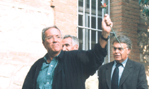 Felipe González con Barrionuevo en su entrada en prisión.