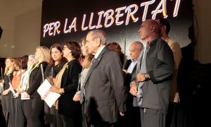 Familiars i amics dels presos polítics i exiliats van recollir els premis Octubre d'Actuació Cívica / Paco Beltran