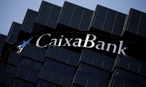 El logo de CaixaBank en la sede el banco en la avenida Diagonal de Barcelona. REUTERS/Albert Gea