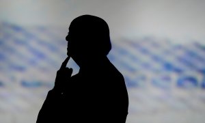 La imagen el expresidente del BBVA, Francisco Gonzalez, observando un video proyectado durante la junta de accionistas del banco de marzo de 2018. REUTERS/Vincent West