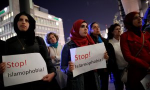 Mujeres con carteles que piden parar la islamofobia en un acto que recuerda a las víctimas de la matanza de Nueva Zelanda. /  REUTERS - CORINNA KERN