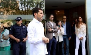 El portero español Iker Casillas a su salida del hospital de Oporto. EFE