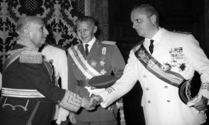 Fraga saluda al jefe del Estado, Francisco Franco (i), durante la recepción ofrecida en el Salón del Trono del Palacio Real en 1966, con motivo de la celebración del 30 aniversario de su acceso a la más alta magistratura del Estado. (OLEGARIO PEREZ DE CAS