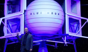 El presidente de Amazon, Jeff Bezos, desvela su cohete de exploración lunar Blue Moon. Reuters