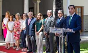 Juanma Moreno y su Gobierno durante el acto de homenaje a Blas Infante en el Parlamento de Andalucía. Europa Press