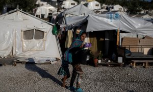 01/09/2019 - Una migrante y su hija se dirigen a un campamento improvisado para refugiados junto al campamento de Moria en la isla de Lesbos, Grecia. / REUTERS - ALKIS KONSTANTINIDIS