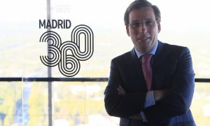 Martínez Almeida posa ufano ante el logo de Madrid 360, su plan anticontaminación./ EFE