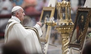 El papa Francisco preside la oración litúrgica de las vísperas del Mes Misionero Extraordinario en la Basílica de San Pedro, en Ciudad del Vaticano. /EFE