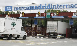 Los camiones entran en el recinto de Mercamadrid. (EFE/Víctor Lerena)