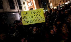 13/11/2019.- Cientos de personas protestan en las inmediaciones del edificio de La Ingobernable en Madrid tras el desalojo de este miércoles.  / EFE - DAVID FERNÁNDEZ