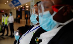 Trabajadores del aeropuerto de Accra (Ghana) preparados para evaluar a pasajeros con síntomas de coronavirus. (REUTERS)