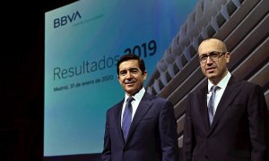 El presidente del BBVA, Carlos Torres, y el consejero delegado, Onur Genç, en la presentación de resultados de la entidad en 2019. EFE