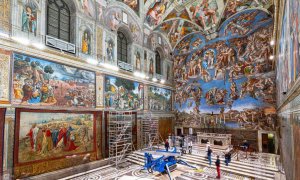 17/02/2020 - Trabajos para colocar los tapices de Rafael en la Capilla Sixtina, en el Vaticano. / REUTERS - DIRECCIÓN DE LOS MUSEOS VATICANOS