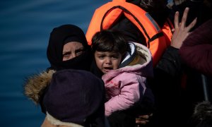 Una niña llora mientras cruza el mar Egeo en una embarcación. REUTERS/Alkis Konstantinidis