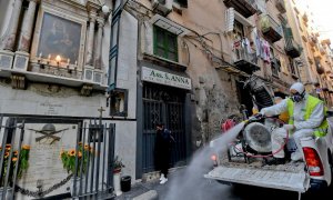 Equipos de desinfección limpian las calles de un barrio de Napolés (Italia). /EFE