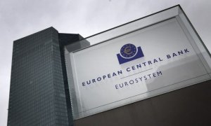 El logo del BCE a la entrada de su sede en Fráncfort. AFP/Daniel Roland