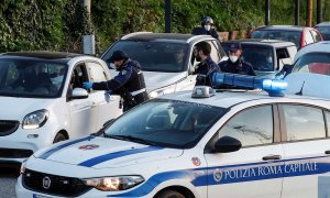 La Policía de Roma realiza chequea a los conductores de la capital para comprobar que realmente tienen la necesidad de desplazarse./ GIUSEPPE LAMI (EFE)